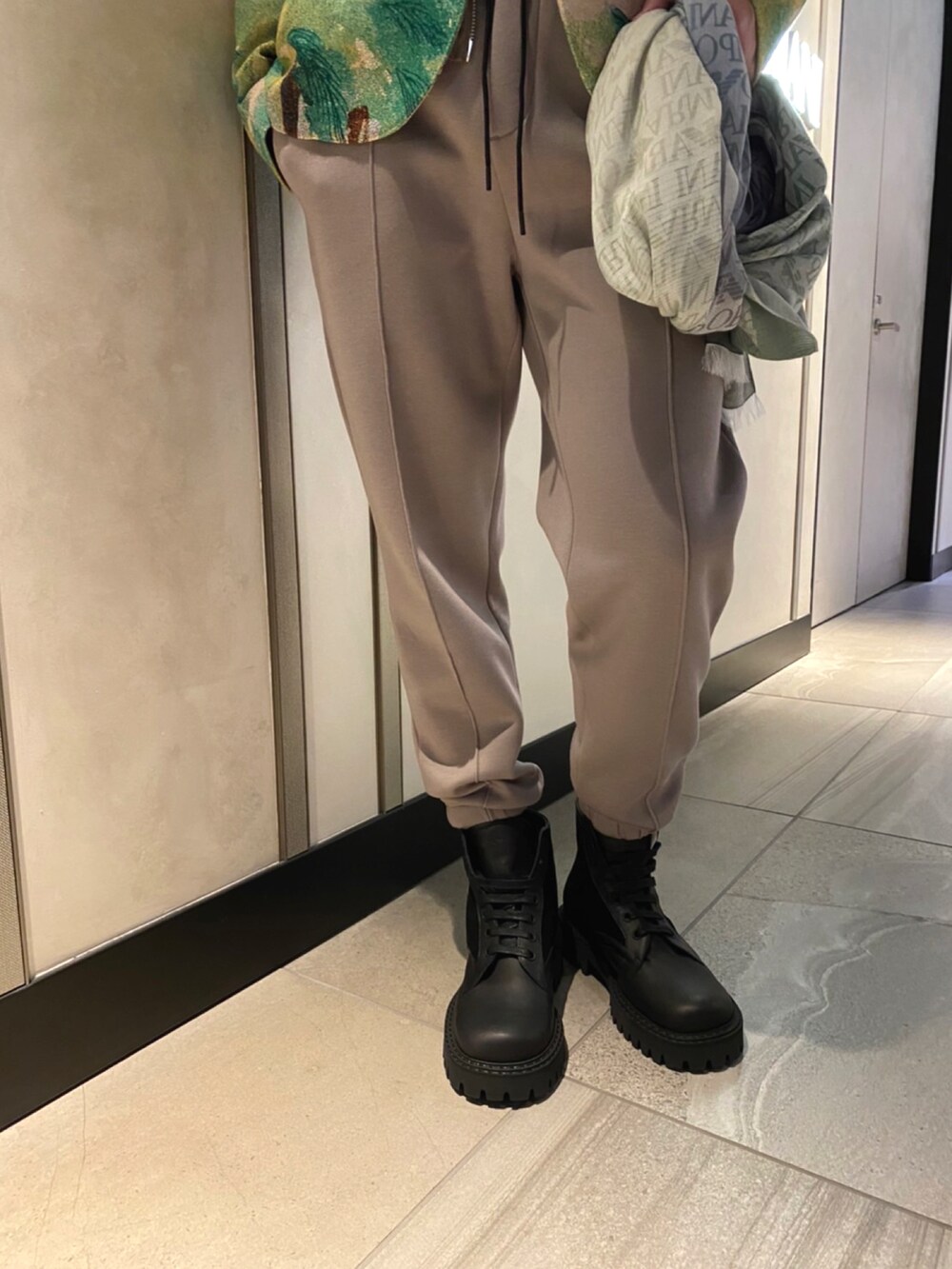 ベージュ系のスウェットパンツ、ブラック系のブーツ、その他のテーラードジャケットを着用したメンズの春コーディネートの4枚目の写真