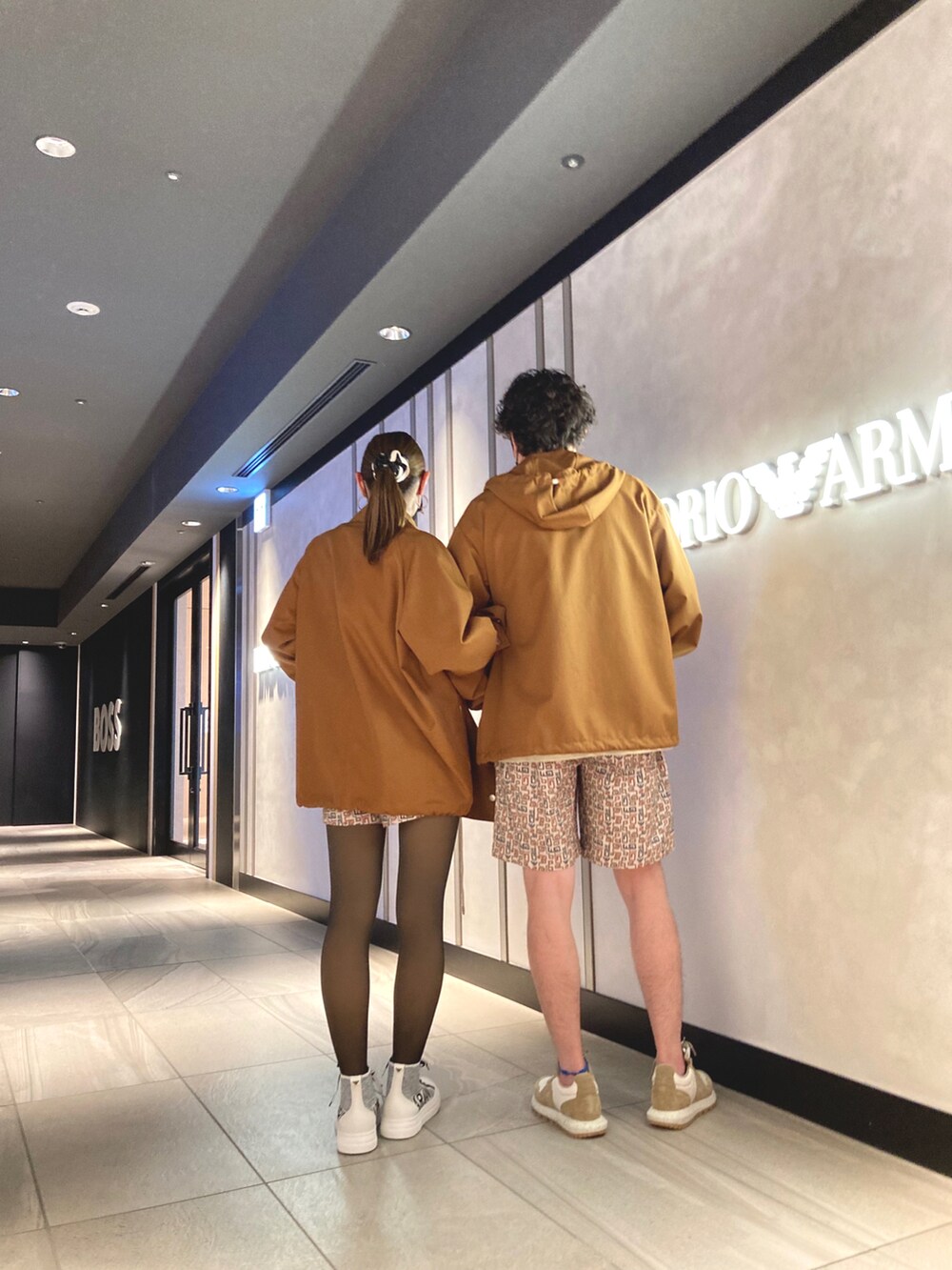 ベージュ系のスニーカー、その他のその他パンツ、ブラウン系のマウンテンパーカーを着用したメンズの春コーディネートの2枚目の写真