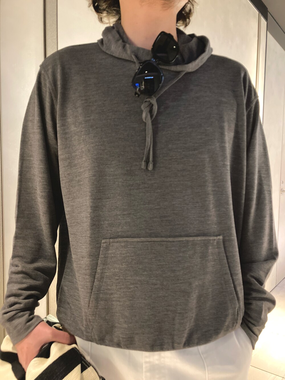 ホワイト系のチノパンツ、その他のブルゾン、ホワイト系のスニーカーを着用したメンズの春コーディネートの4枚目の写真