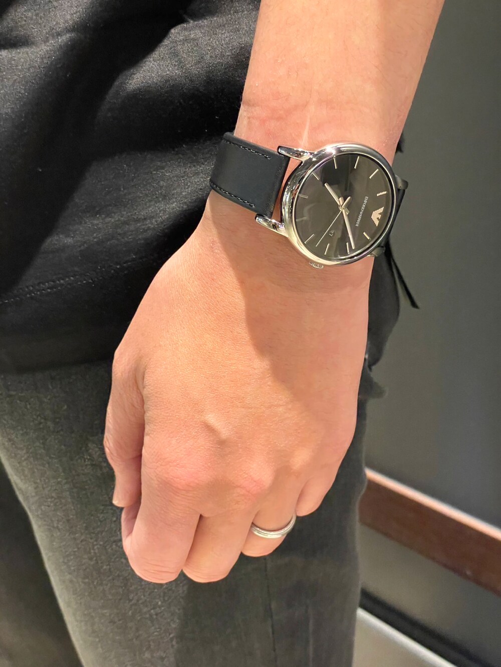 グレー系のトートバッグ、グレー系のスリッポン、ブラック系のTシャツ/カットソーを着用したメンズの春コーディネートの4枚目の写真