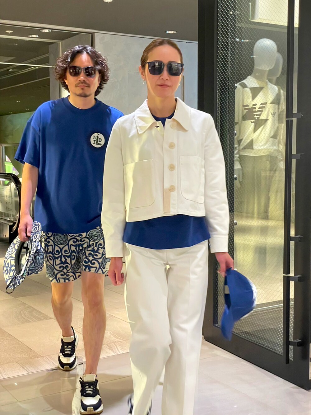 ブルー系のTシャツ/カットソー、その他のその他パンツ、ブラック系のスニーカーを着用したメンズの夏コーディネートの2枚目の写真