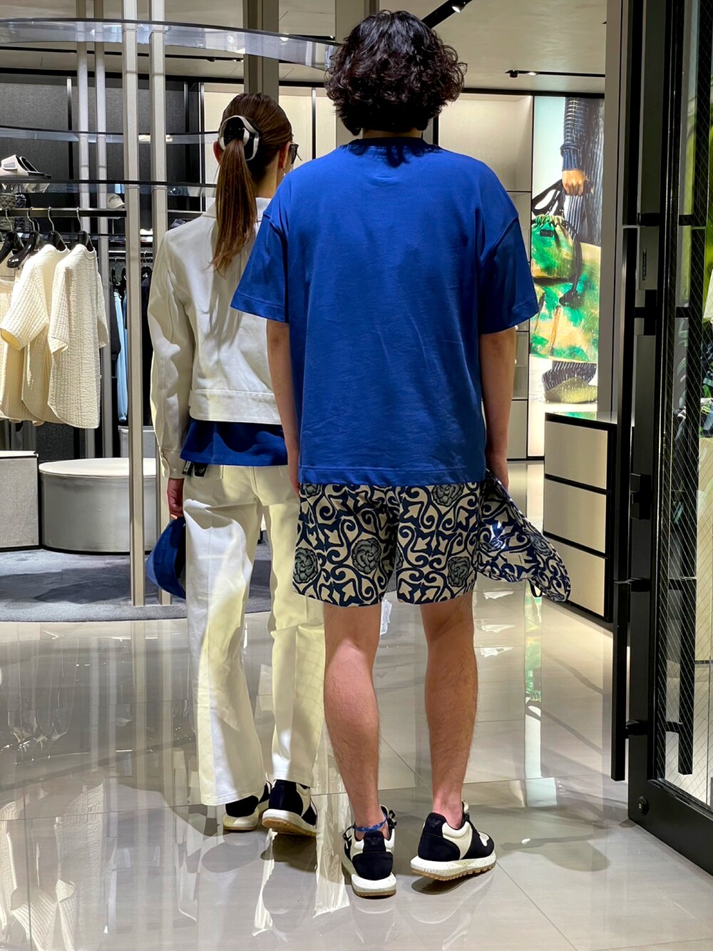 ブルー系のTシャツ/カットソー、その他のその他パンツ、ブラック系のスニーカーを着用したメンズの夏コーディネートの3枚目の写真