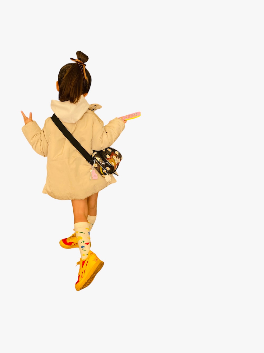 ホワイト系のダウンジャケット/コート、レッド系のスカート、イエロー系のスニーカーを着用したキッズの冬コーディネートの3枚目の写真