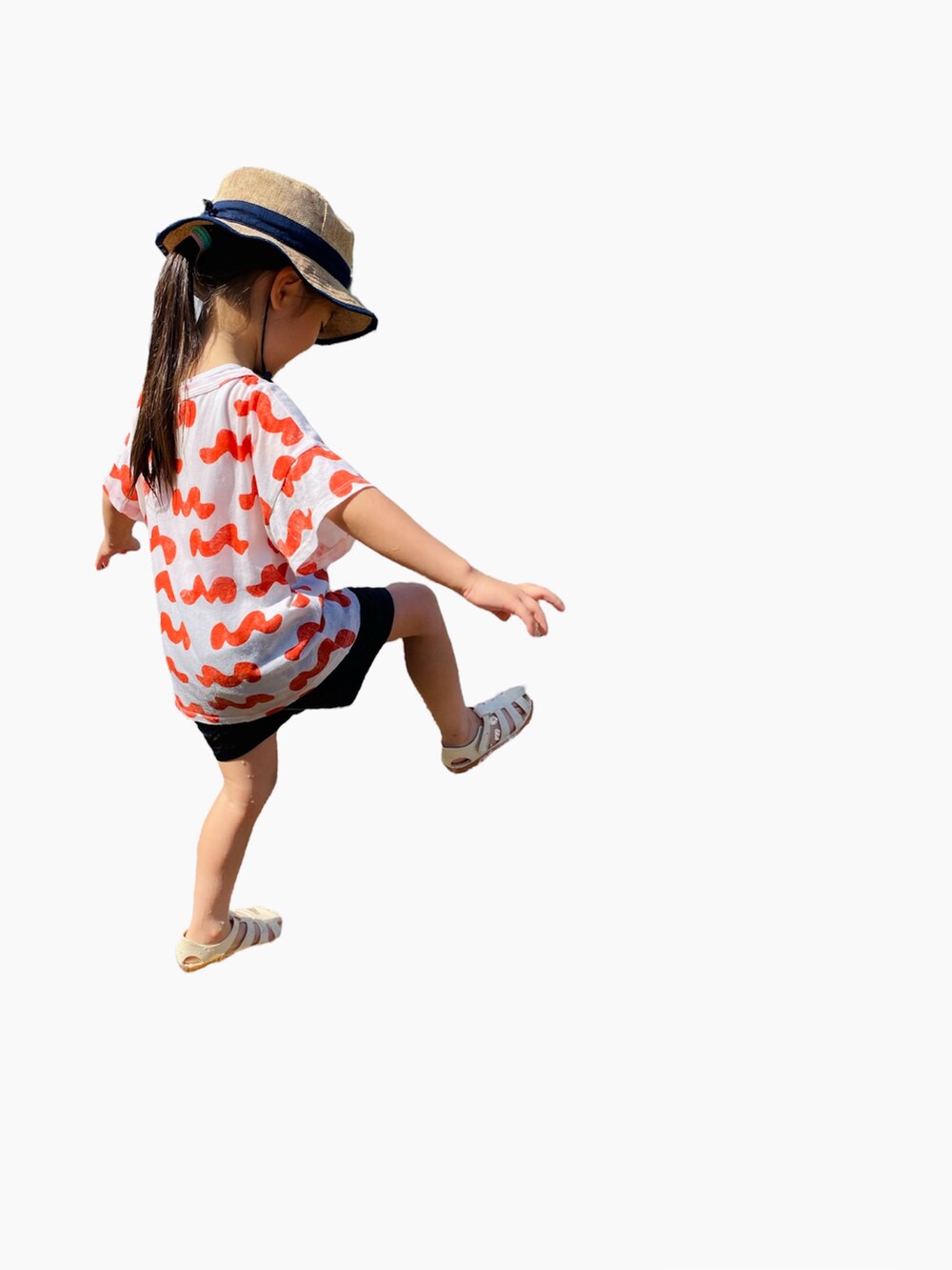 レッド系のTシャツ/カットソー、ブラック系のパンツ、ホワイト系のサンダルを着用したキッズの春コーディネートの2枚目の写真