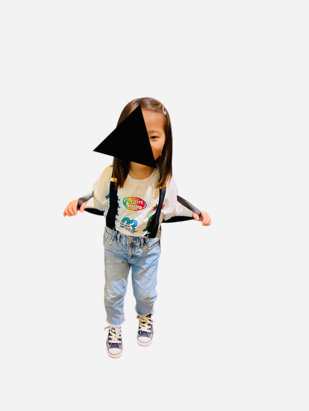 ブルー系のデニムパンツ、ブラック系のスニーカー、ホワイト系のTシャツ/カットソーを着用したキッズの春コーディネートの2枚目の写真