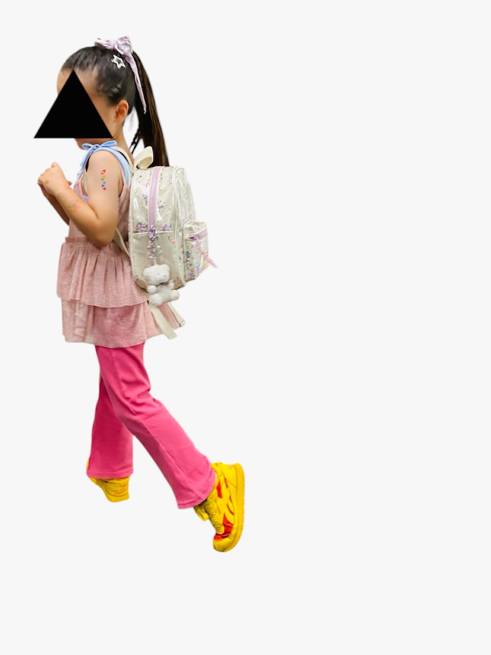 ピンク系のトップス、ピンク系のその他パンツ、イエロー系のスニーカーを着用したキッズの冬コーディネートの2枚目の写真