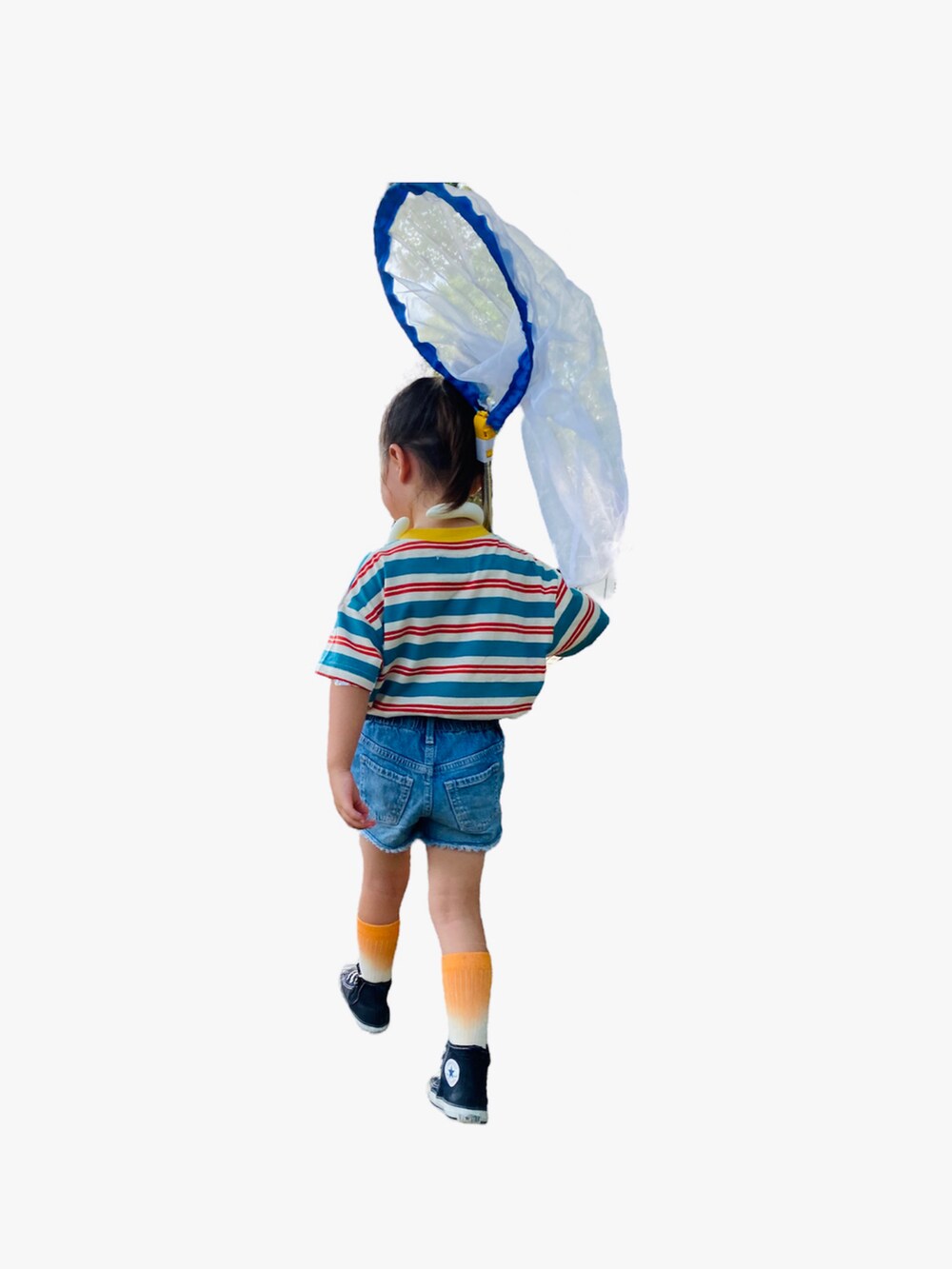 ブラック系のスニーカー、ブルー系のデニムパンツ、その他のトップスを着用したキッズの夏コーディネートの2枚目の写真