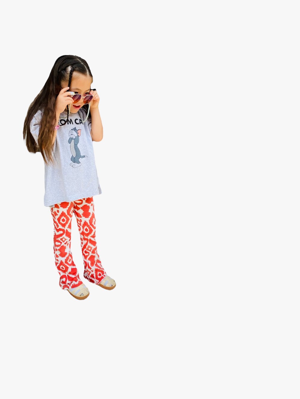 グレー系のTシャツ/カットソー、レッド系のパンツ、ホワイト系のサンダルを着用したキッズの夏コーディネートの2枚目の写真