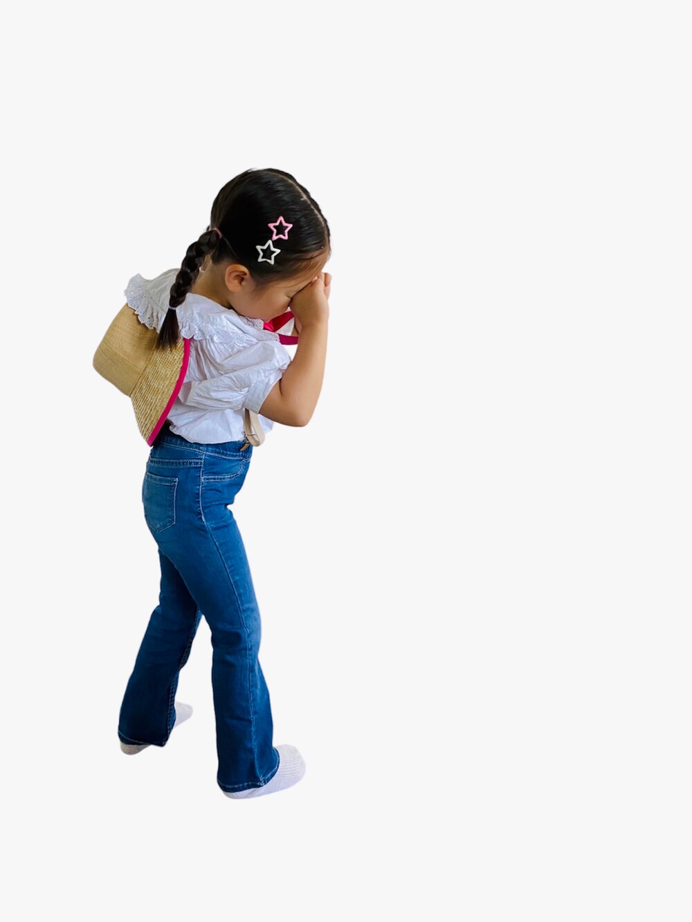 ホワイト系のシャツ/ブラウス、ブルー系のデニムパンツ、ホワイト系のサンダルを着用したキッズの春コーディネートの3枚目の写真