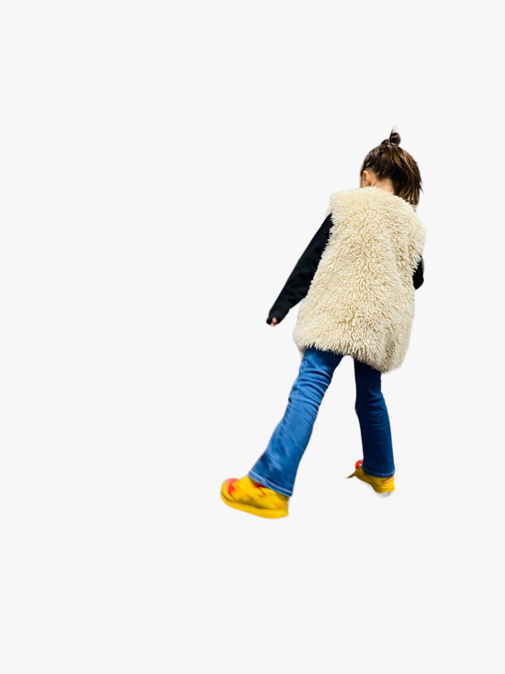 ブラック系のTシャツ/カットソー、ブラック系のトップス、ホワイト系のその他アウターを着用したキッズの冬コーディネートの2枚目の写真