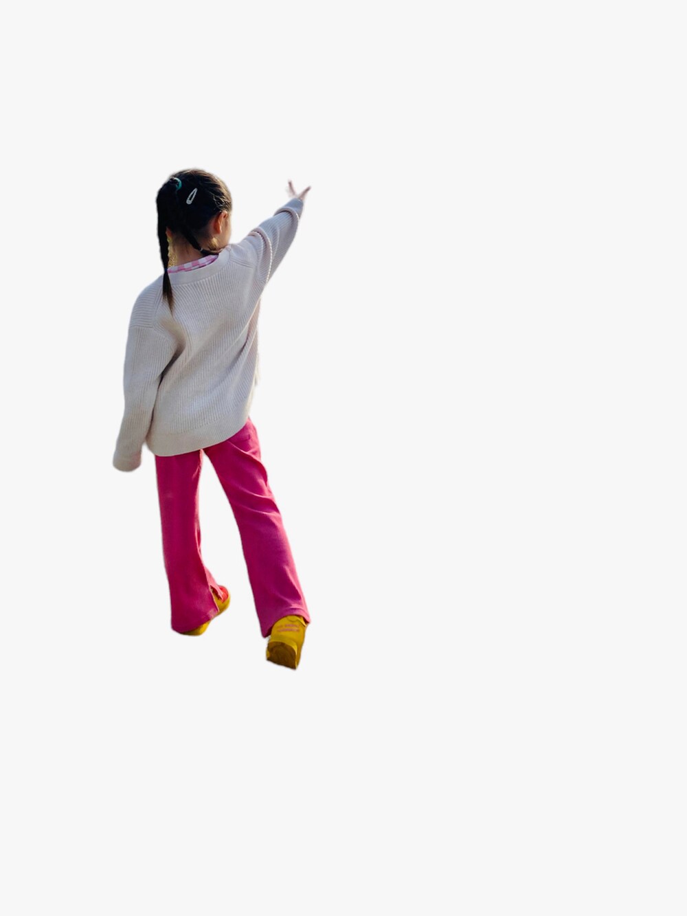 ホワイト系のカーディガン/ボレロ、ピンク系のTシャツ/カットソー、イエロー系のスニーカーを着用したキッズの春コーディネートの2枚目の写真