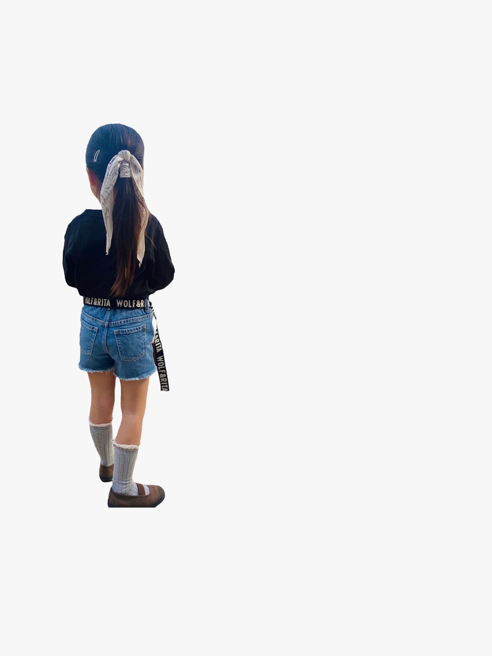 ブラック系のトップス、ブラック系のトップス、ブルー系のデニムパンツを着用したキッズの春コーディネートの2枚目の写真