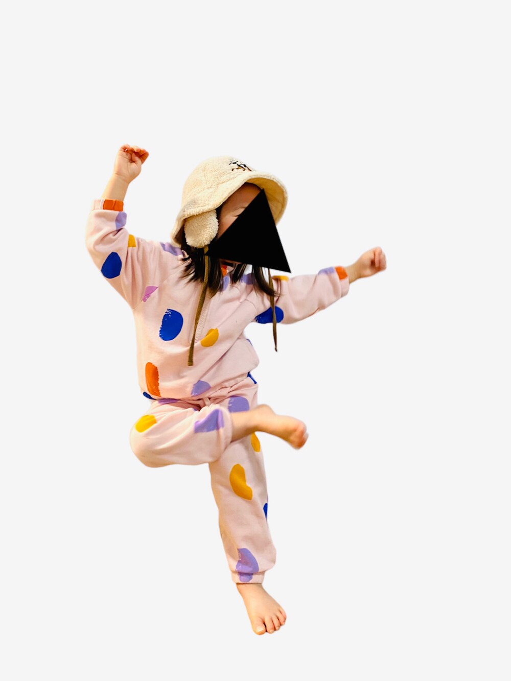 ピンク系のスウェット、ベージュ系のハットを着用したキッズの冬コーディネートの2枚目の写真