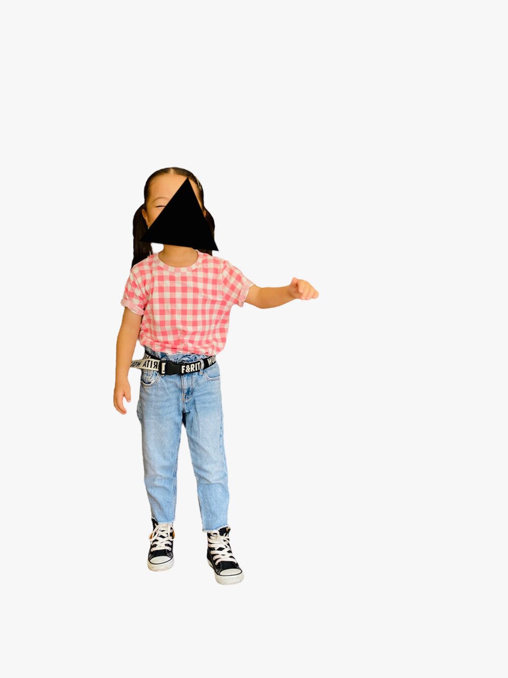 ブルー系のデニムパンツ、ピンク系のTシャツ/カットソー、ブラック系のスニーカーを着用したキッズの夏コーディネートの2枚目の写真