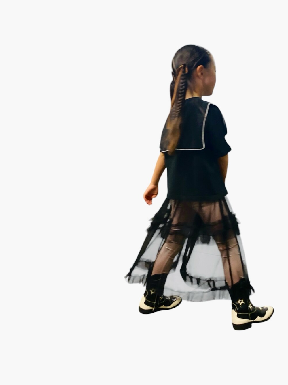 ブラック系のTシャツ/カットソー、ブラック系のスカート、ピンク系のパンツを着用したキッズの冬コーディネートの2枚目の写真