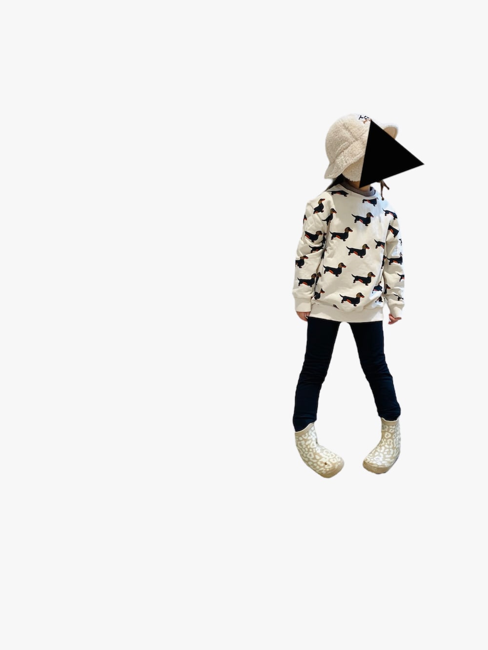 ベージュ系のニット/セーター、ホワイト系のスウェット、ブラック系のパンツを着用したキッズの冬コーディネートの2枚目の写真