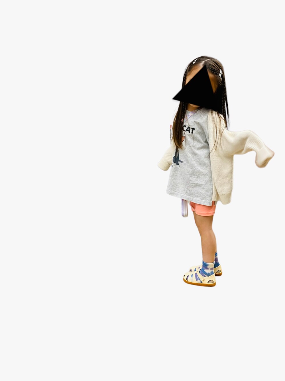 ホワイト系のカーディガン/ボレロ、グレー系のTシャツ/カットソー、ピンク系のその他パンツを着用したキッズの春コーディネートの2枚目の写真