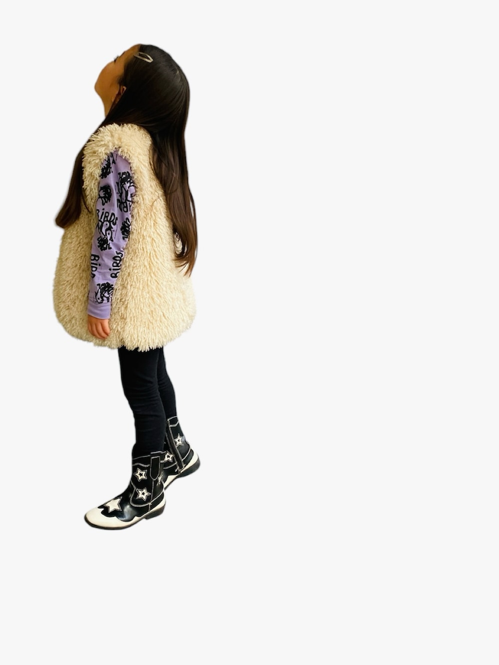 パープル系のトップス、ブラック系のパンツ、ブラック系のブーツを着用したキッズの冬コーディネートの2枚目の写真