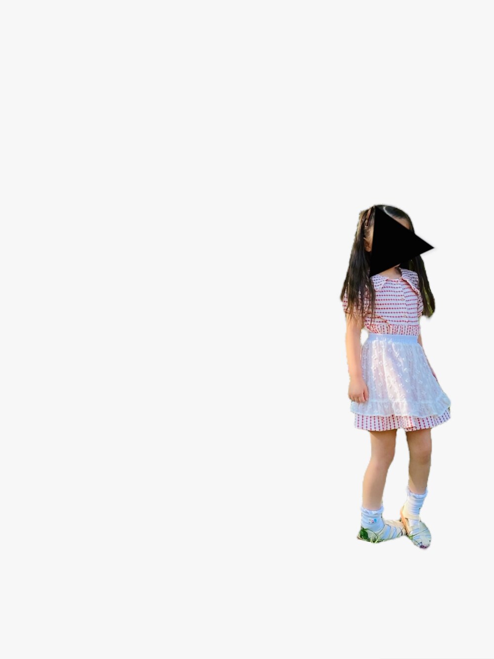 レッド系のワンピース/ドレス、ホワイト系のスカート、ホワイト系のサンダルを着用したキッズの春コーディネートの2枚目の写真