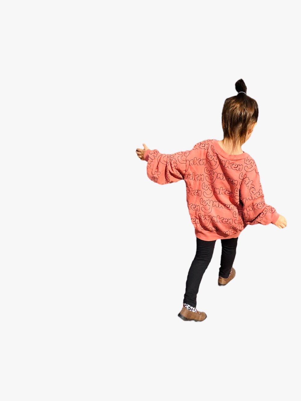 レッド系のスウェット、ブラック系のパンツ、ブラウン系のシューズを着用したキッズの秋コーディネートの2枚目の写真