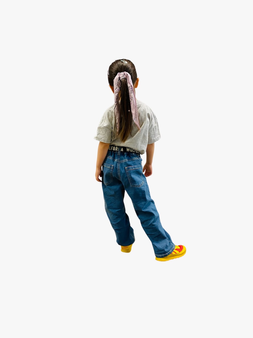 グレー系のTシャツ/カットソー、ブルー系のデニムパンツ、イエロー系のスニーカーを着用したキッズの春コーディネートの2枚目の写真
