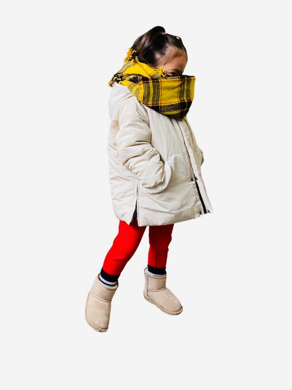 ホワイト系のダウンジャケット/コート、レッド系のパンツ、ベージュ系のブーツを着用したキッズの冬コーディネートの2枚目の写真