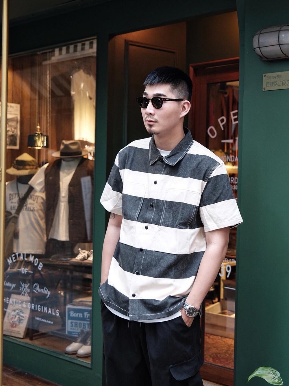 その他のシャツ/ブラウス、ブラック系のメガネを着用したメンズの秋コーディネートの2枚目の写真