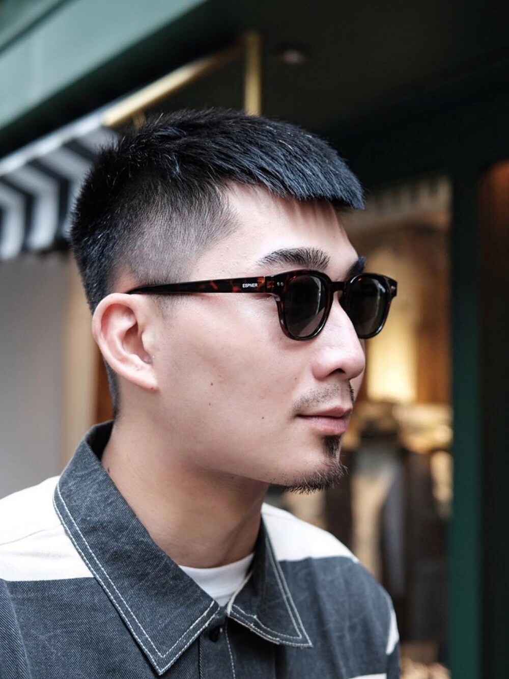 その他のシャツ/ブラウス、ブラック系のメガネを着用したメンズの秋コーディネートの3枚目の写真