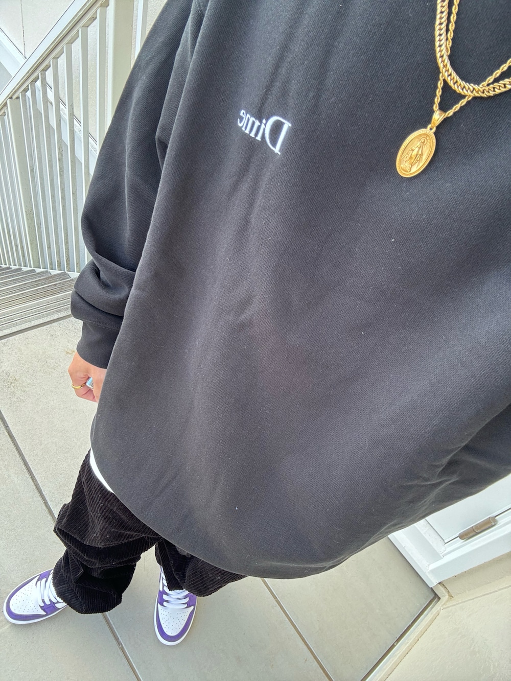 ブラック系のスウェット、ブラック系のその他パンツ、パープル系のスニーカーを着用したメンズの冬コーディネートの2枚目の写真