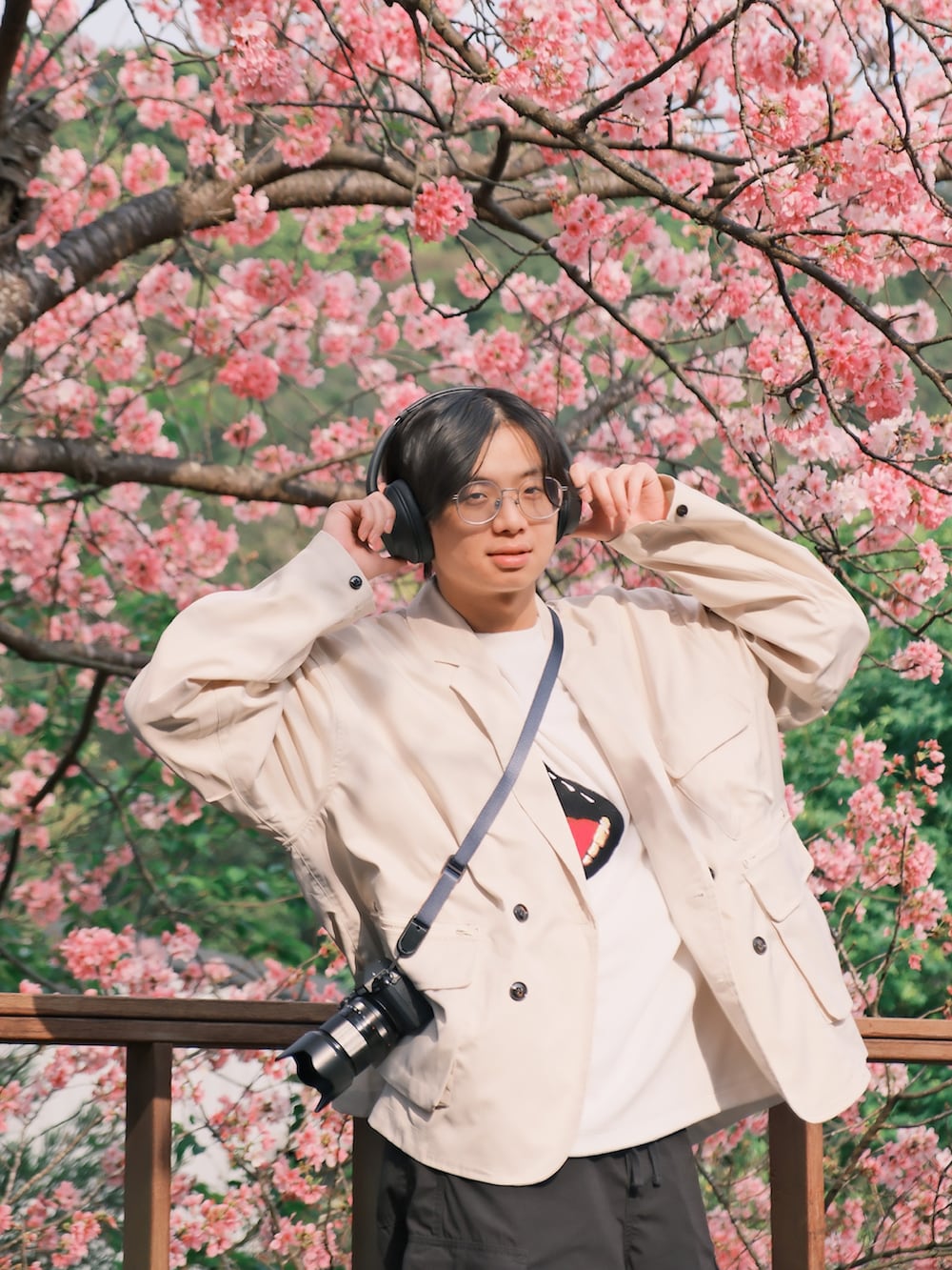 「sakura、PINSKTBS、TIGHTBOOTHPRODUCTION、GU、SONY」｜「PINSKTBSのアイテム（テーラードジャケット、ベージュ系）」を使った、jamesliu😃さん（メンズ・171cm）の春コーディネートの2枚目の写真