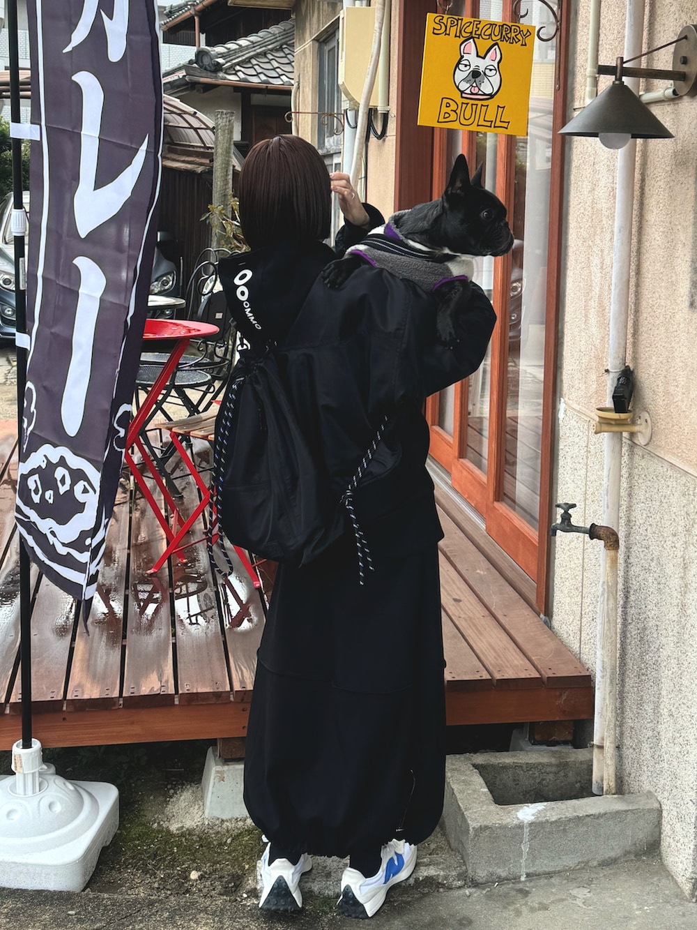 ブラック系のパーカー、ブラック系のショルダーバッグ、ブラック系のジャケット/アウターを着用したレディースの春コーディネートの2枚目の写真