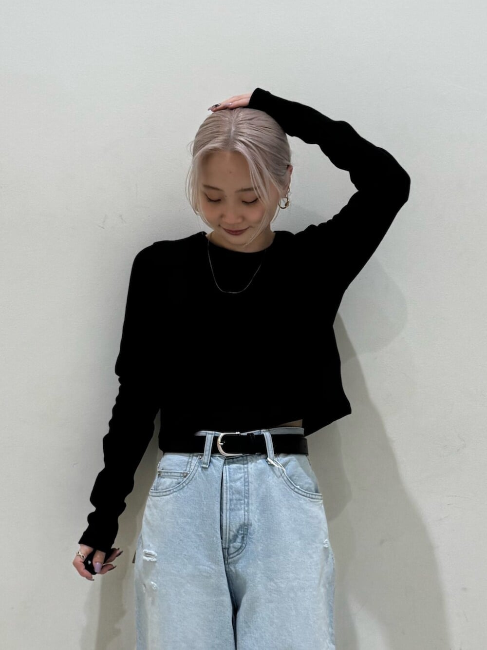 ブルー系のデニムパンツ、ブラック系のTシャツ/カットソー、ブラック系のハンチング/ベレー帽を着用したレディースの春コーディネートの4枚目の写真