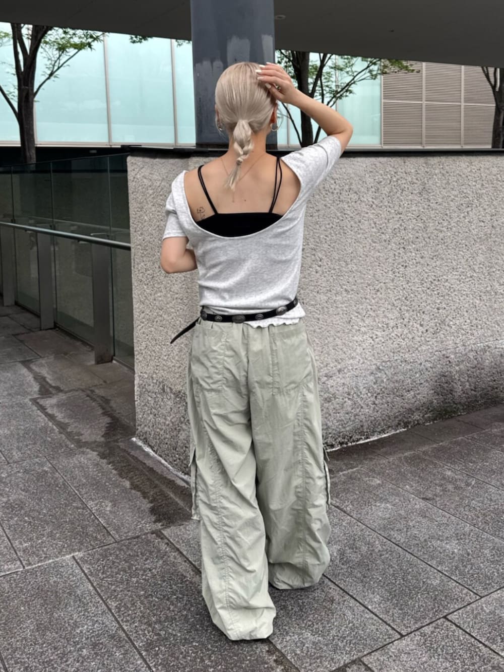 ブラック系のサンダル、グレー系のTシャツ/カットソー、グリーン系のその他パンツを着用したレディースの夏コーディネートの3枚目の写真