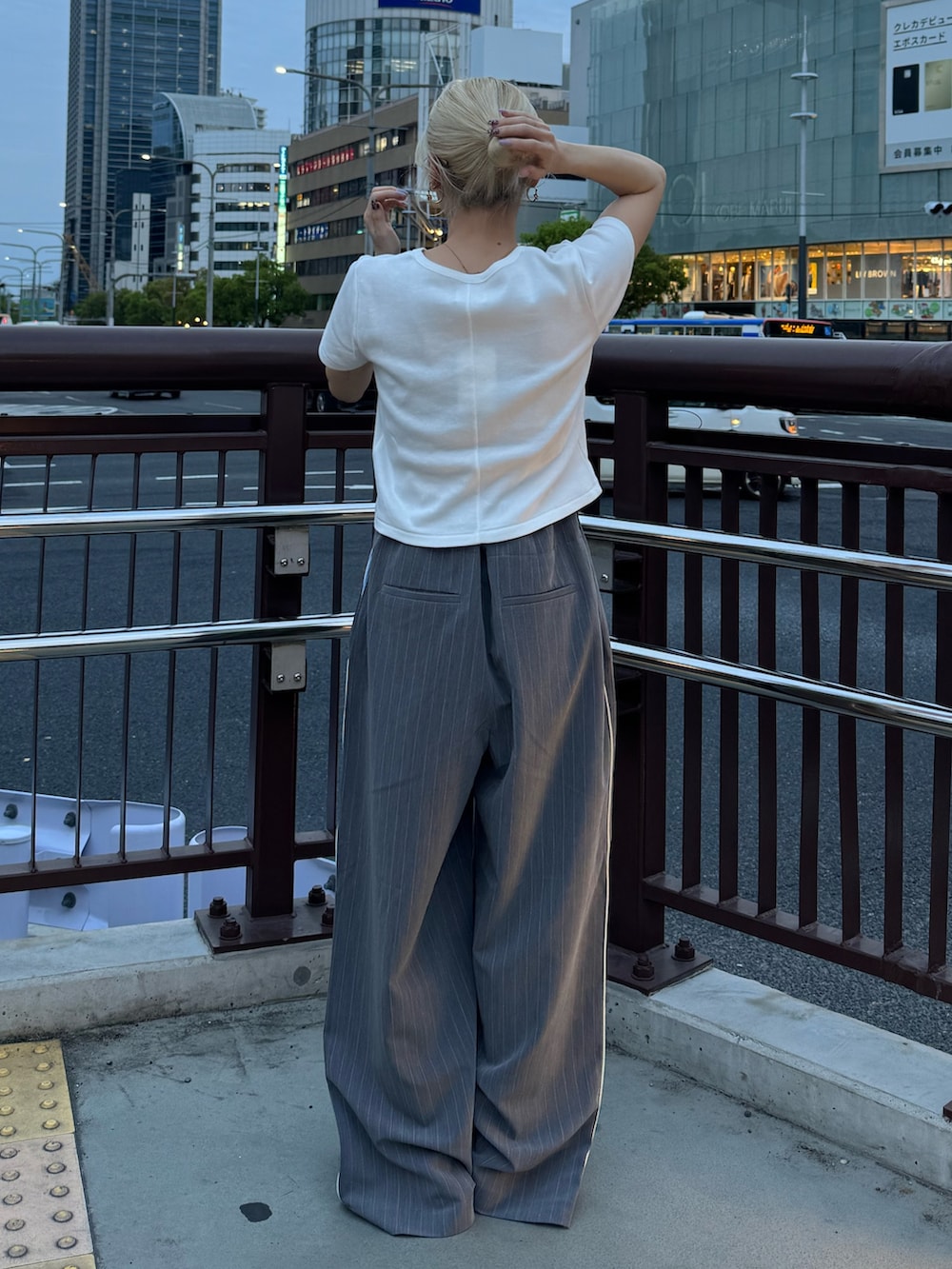 ホワイト系のTシャツ/カットソー、グレー系のその他パンツ、ブラック系のサンダルを着用したレディースの春コーディネートの3枚目の写真
