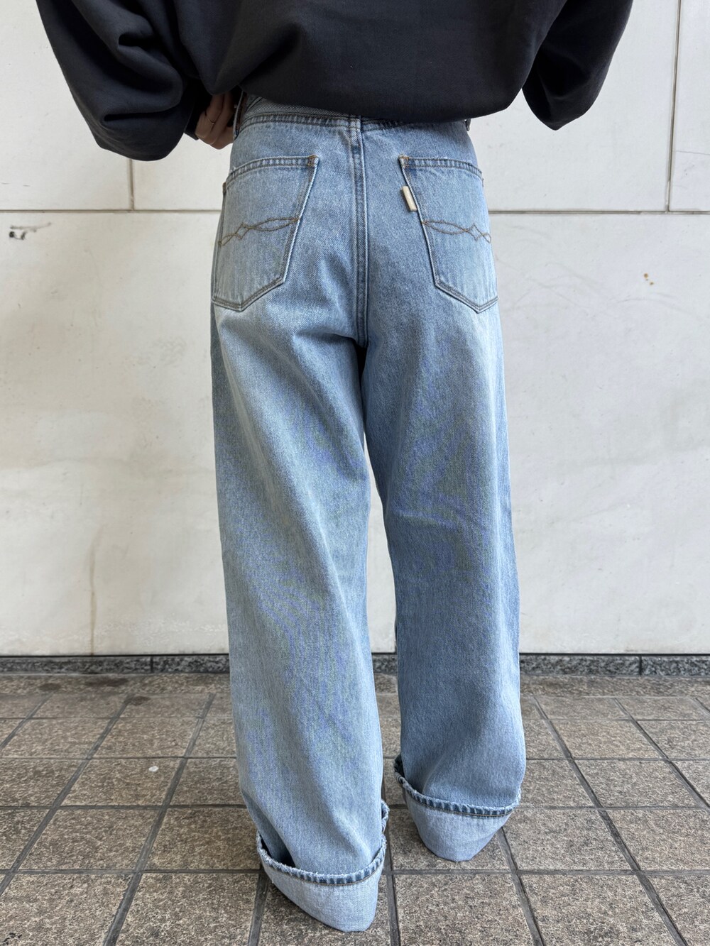 グレー系のスウェット、ブルー系のデニムパンツ、グレー系のニットキャップ/ビーニーを着用したレディースの冬コーディネートの6枚目の写真