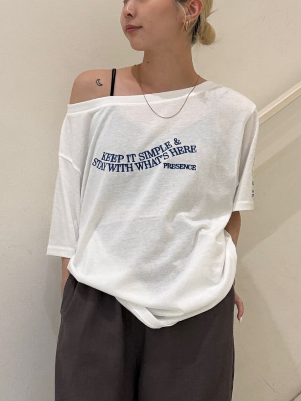 ブラック系のキャミソール、ブラック系のサンダル、グレー系のその他パンツを着用したレディースの夏コーディネートの4枚目の写真