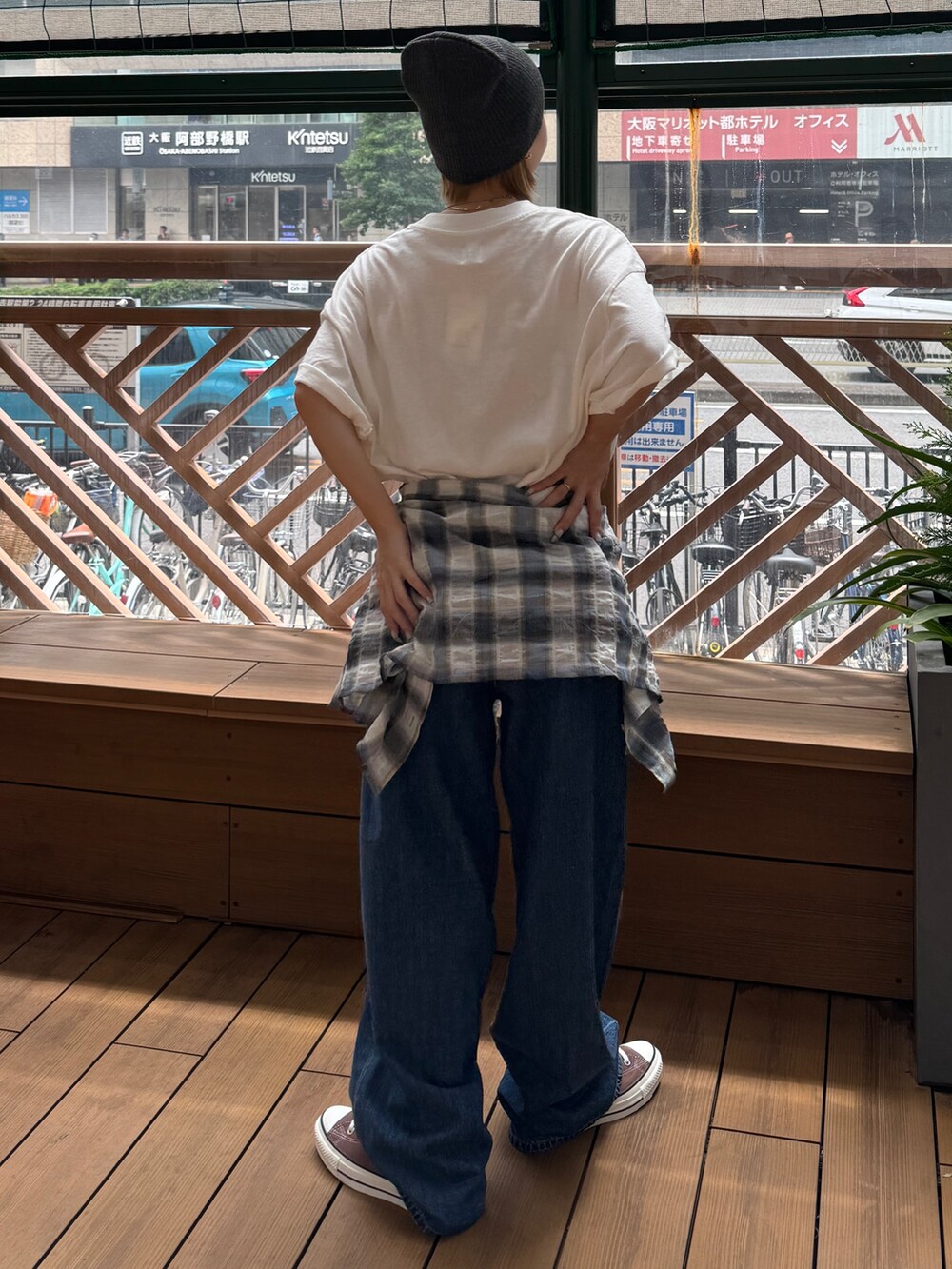 ホワイト系のTシャツ/カットソー、ブルー系のシャツ/ブラウス、ブルー系のデニムパンツを着用したレディースの夏コーディネートの3枚目の写真