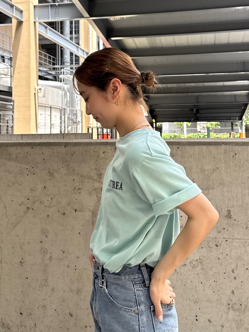 ブルー系のTシャツ/カットソー、ブルー系のデニムパンツを着用したレディースの夏コーディネートの4枚目の写真