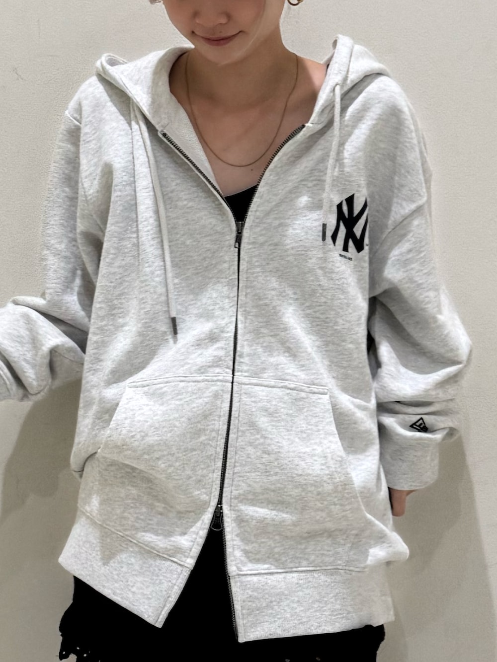 グレー系のパーカー、ブラック系のその他パンツ、ブラック系のブーツを着用したレディースの春コーディネートの4枚目の写真