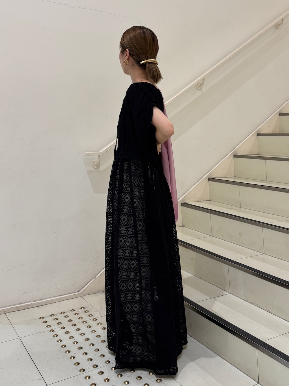 ブラック系のワンピース、ホワイト系のデニムパンツ、ピンク系のトートバッグを着用したレディースの夏コーディネートの2枚目の写真