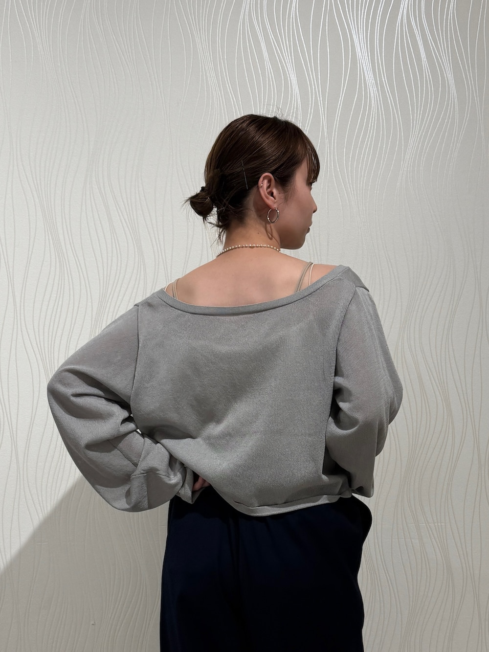 グレー系のカーディガン/ボレロ、ブルー系のその他パンツ、シルバー系のネックレスを着用したレディースの春コーディネートの6枚目の写真