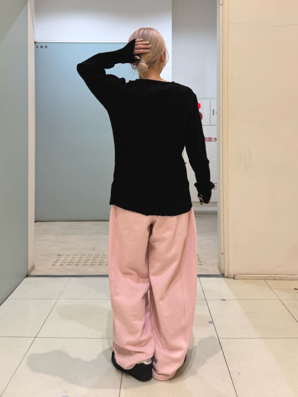 ブラック系のカーディガン/ボレロ、ピンク系のスウェットパンツを着用したレディースの冬コーディネートの3枚目の写真