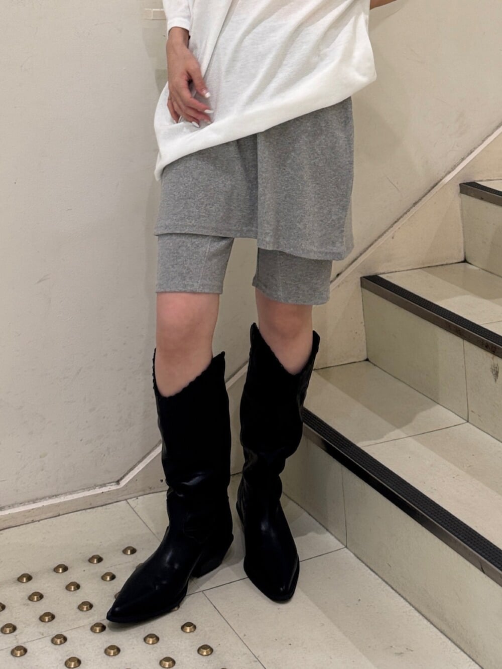 ブラック系のブーツ、ホワイト系のTシャツ/カットソー、グレー系のその他パンツを着用したレディースの夏コーディネートの5枚目の写真