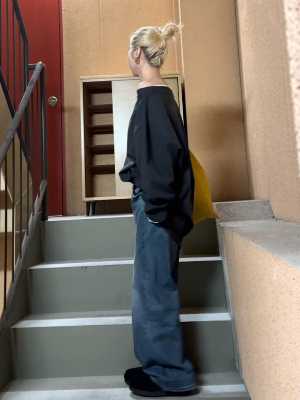 グレー系のTシャツ/カットソーを着用したレディースの春コーディネートの2枚目の写真