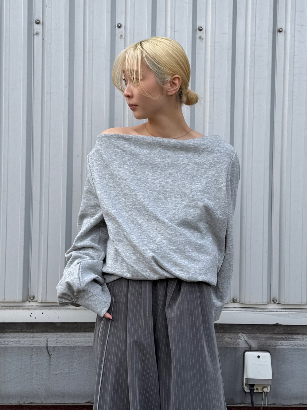 グレー系のTシャツ/カットソー、グレー系のその他パンツを着用したレディースの冬コーディネートの4枚目の写真