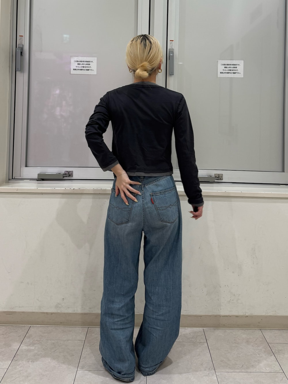 グレー系のカーディガン/ボレロ、ブルー系のデニムパンツを着用したレディースの春コーディネートの3枚目の写真