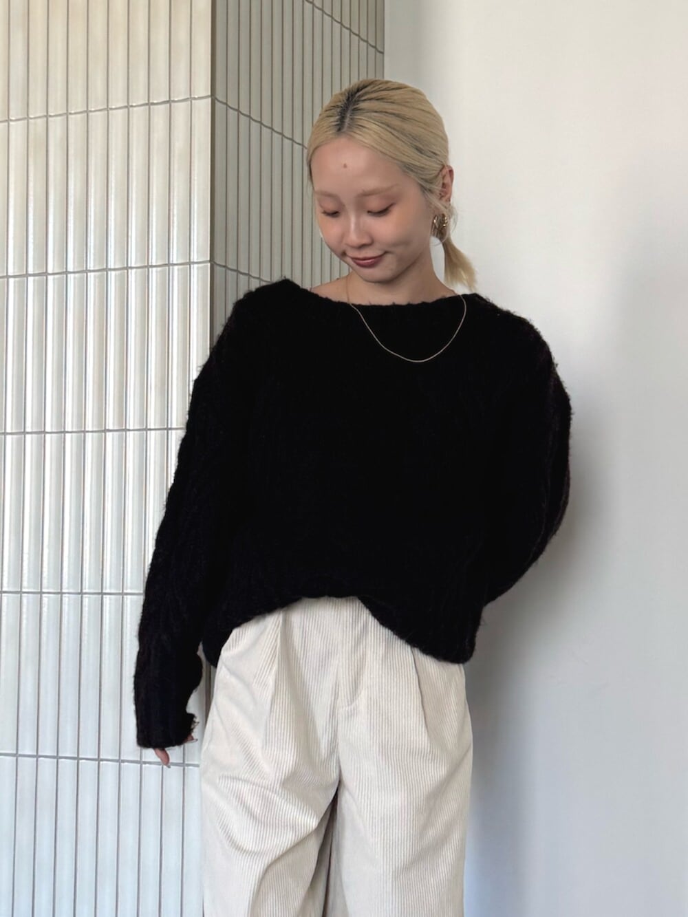 ホワイト系のその他パンツ、ブラウン系のニット/セーターを着用したレディースの秋コーディネートの4枚目の写真