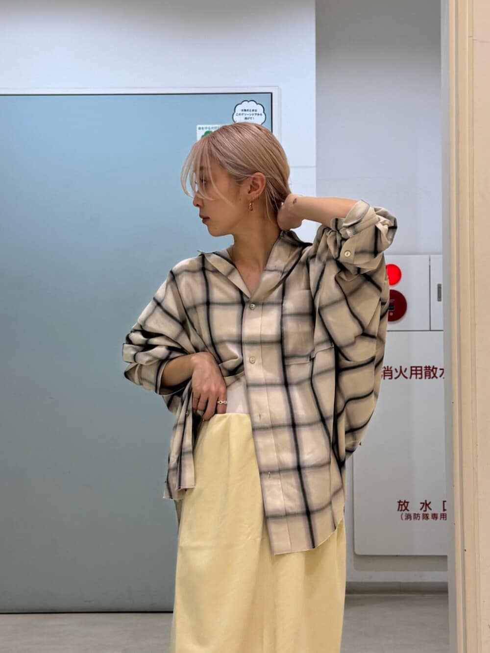 イエロー系のスカート、ブルー系のスニーカー、ホワイト系のシャツ/ブラウスを着用したレディースの冬コーディネートの4枚目の写真