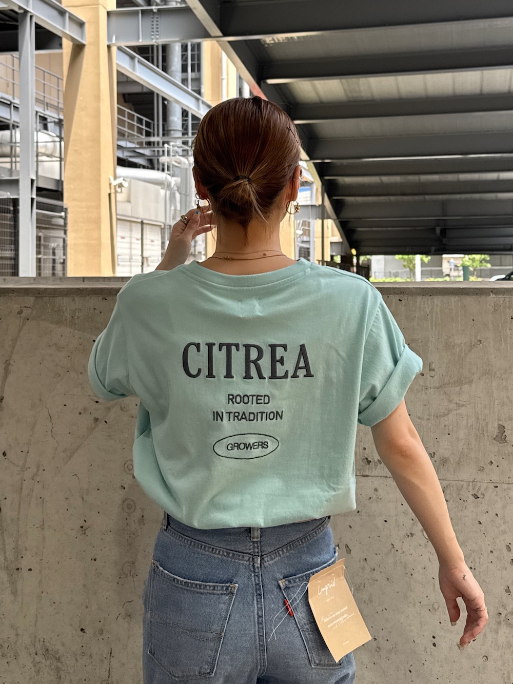 ブルー系のTシャツ/カットソー、ブルー系のデニムパンツを着用したレディースの夏コーディネートの5枚目の写真