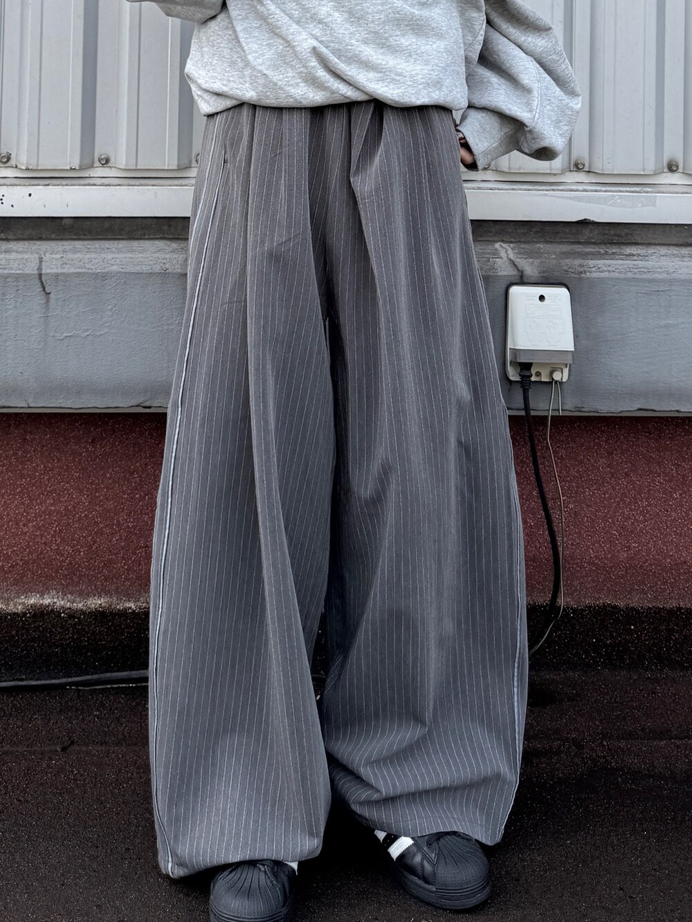 グレー系のTシャツ/カットソー、グレー系のその他パンツを着用したレディースの冬コーディネートの5枚目の写真